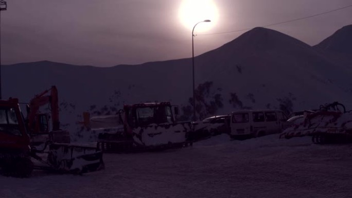 滑雪美容师雪山日出