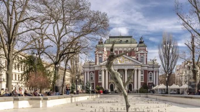 保加利亚索非亚城市花园和伊万·瓦佐夫国家剧院的时间流逝