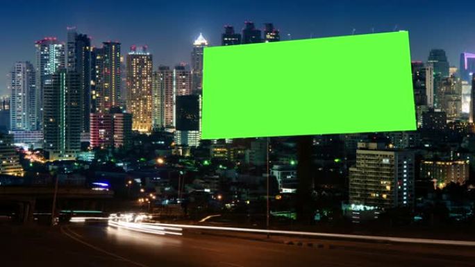 空白广告牌的时间流逝，带有绿色屏幕的夜晚街道上有灯光小径，城市夜晚背景。