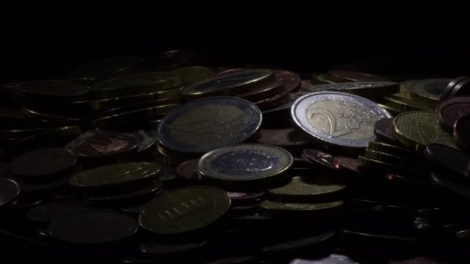 钱山中的不同欧元硬币