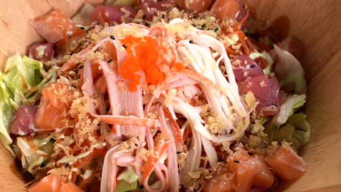 日本食物生鱼片沙拉开胃菜晚餐在转台上。