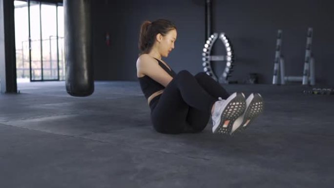 女人在健身馆用普拉提蹲腿锻炼健康的生活方式肌肉建设者，运动运动女人训练耐力强锻炼。高清慢动作镜头电影
