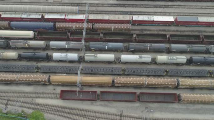 火车站、轨道和火车的鸟瞰图。