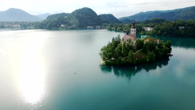 斯洛文尼亚布莱德湖圣玛丽亚·库奇的鸟瞰图