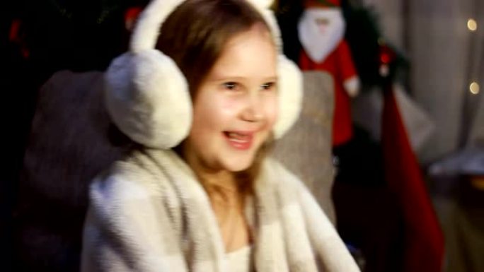快乐可爱的孩子在冬天的耳机微笑，许愿并等待圣诞老人的礼物。圣诞快乐，新年快乐。