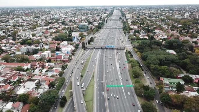 繁忙的高速公路鸟瞰图