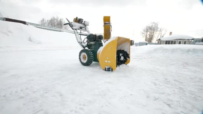 黄色抛雪器，冬季时间，移动相机