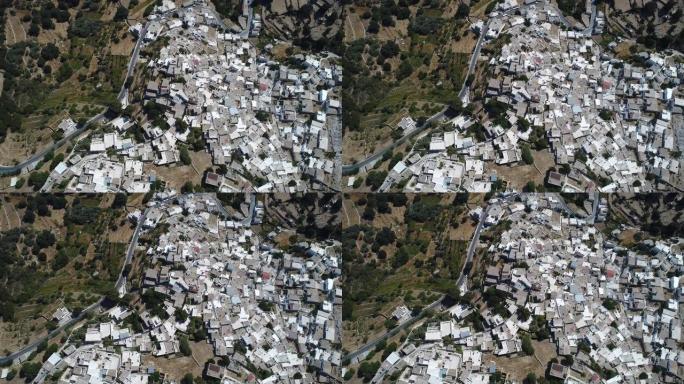 从天空看希腊基克拉泽斯的纳克索斯岛上的科罗尼达村