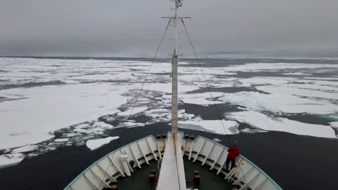 船在俄罗斯北极的冰原中移动