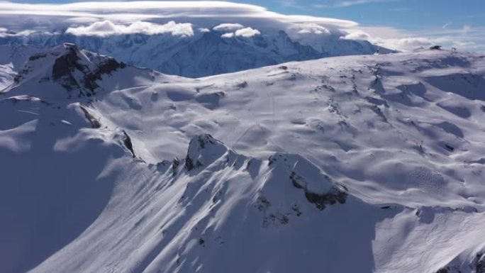 冰雪覆盖的大地块和勃朗峰的空中拍摄