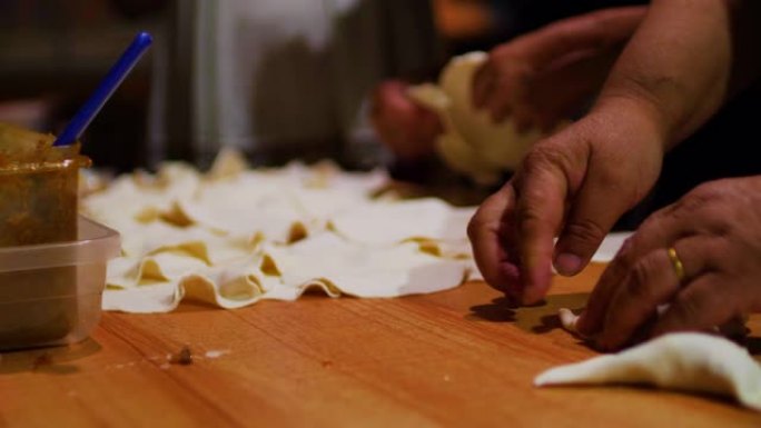 用馅料馅饼准备阿根廷肉饼 (Empanada)。这是一种烘烤或油炸的营业额，由糕点和馅料组成，在拉丁