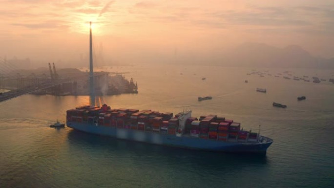 码头商业港口的鸟瞰集装箱货船满载集装箱移至海上进行商务物流，进出口，运输或运输