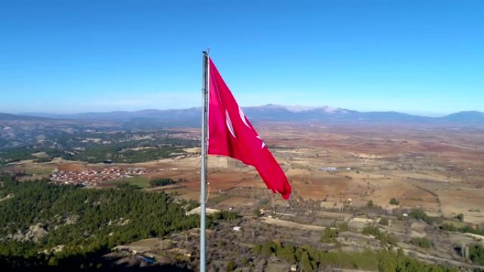 挥舞着土耳其国旗高视角建筑群宣传片