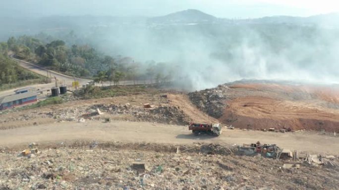 垃圾填埋场露天焚烧垃圾的4k航拍画面。沙巴卡尤马当亚庇垃圾场垃圾、塑料、玻璃和其他垃圾场