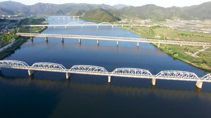 亚洲韩国三朗津和金海之间的洛东河上三朗津桥的鸟瞰图。