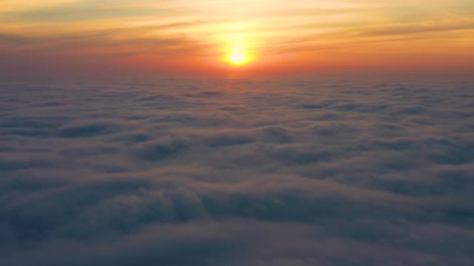 日落时暴风雨般的紫蓝云朵，无人机景观。