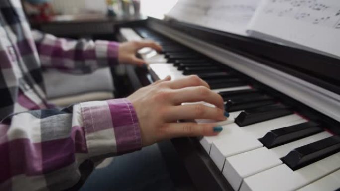 玩数字钢琴的少女玩数字钢琴的少女弹琴