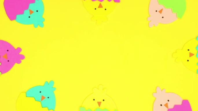 复活节手工制作的鸡出现在黄色背景的边缘，中间停止运动中的空白空间