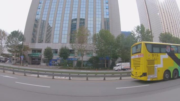 从公共汽车上看首尔城市的场景，旅行的概念，首尔的交通
