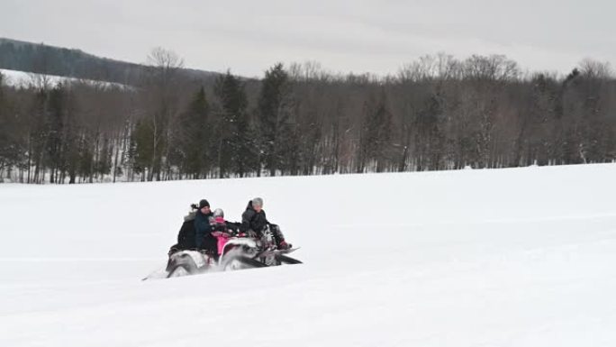 雪山冬季运动上的雪地摩托家庭