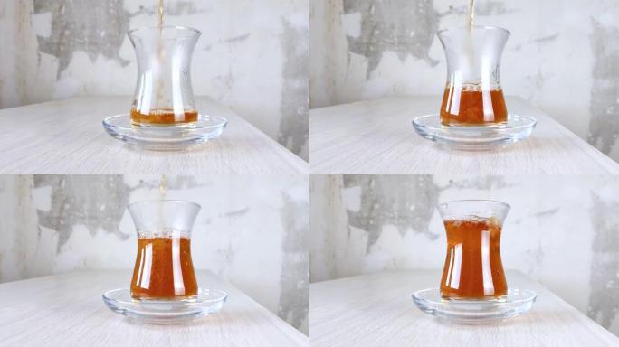 土耳其红茶倒入国杯。特写