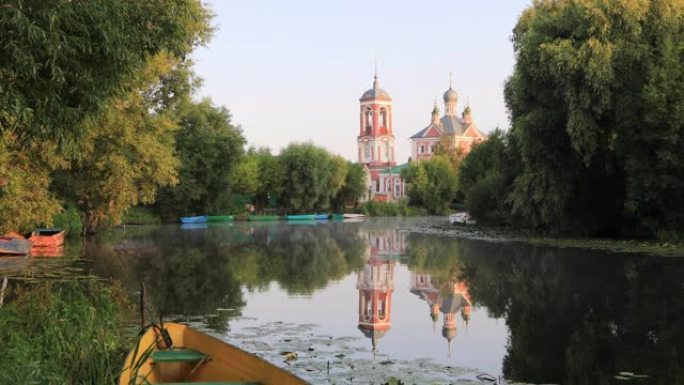 红色教堂反映在佩列斯拉夫尔-扎列斯基的特鲁贝日河