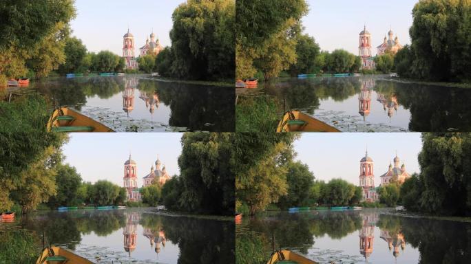 红色教堂反映在佩列斯拉夫尔-扎列斯基的特鲁贝日河