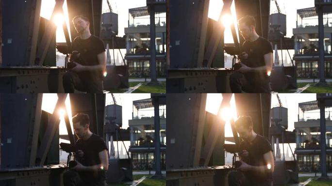 电影制片人在大城市日落时手持相机拍摄。工业