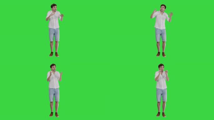 夏天的男人在绿色屏幕上讲一个情感的故事，色度键