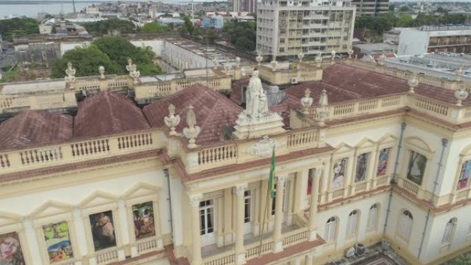 司法部，马瑙斯/巴西3月23日2018: 在巴西亚马逊地区马瑙斯市的司法部大楼上空低空飞行