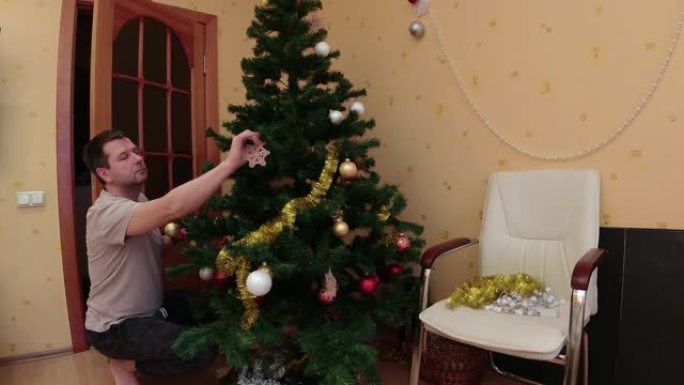 男人在家里安装所有圣诞树