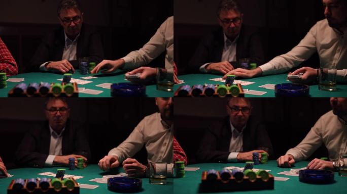 Dealer在暗室的德州扑克扑克期间打开转牌