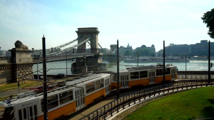 背景为链桥的布达佩斯电车
