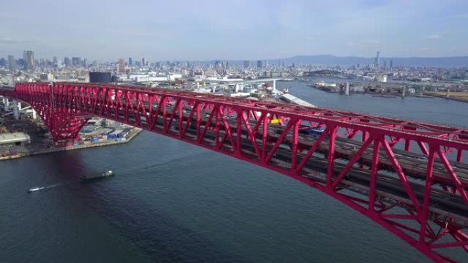 日本关西大阪市的红桥高速公路，高速公路，高速公路运输，红色金属建筑的鸟瞰图。