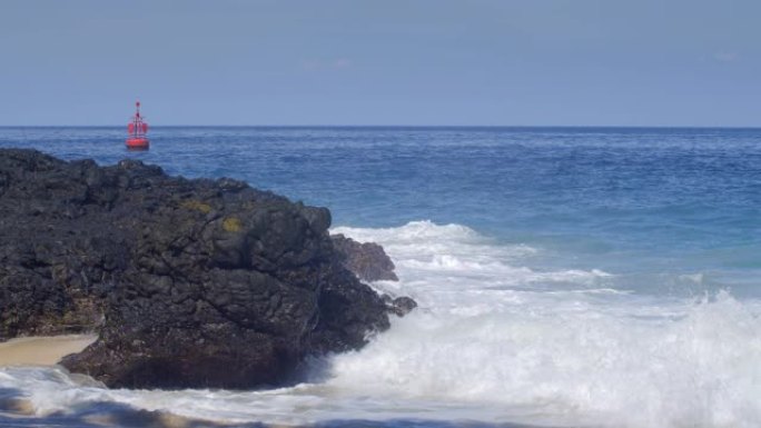 大浪飞溅的岩石火山海滩