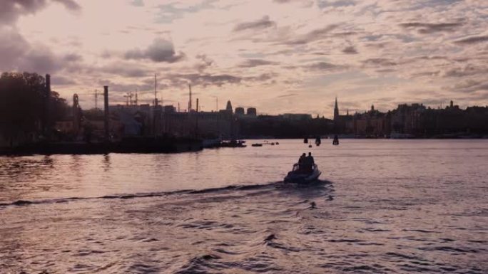 在凉爽的玫瑰日落中，船在斯德哥尔摩湾经过