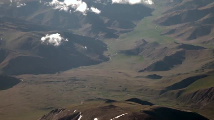 哈萨克斯坦地形俯拍鸟瞰云层之上山丘山脉