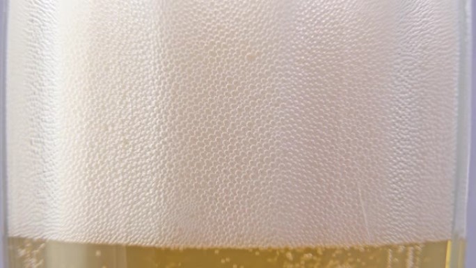 玻璃特写中的啤酒气泡。时间流逝