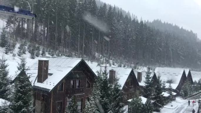 滑雪索道上的降雪缆车上行视角欧洲小镇木屋