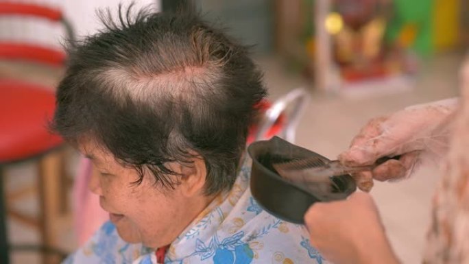 资深女性在当地理发店染发。