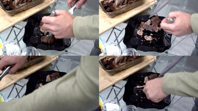 一名男子从厨房的黑盘中切出一块热炸鸭肉，并将其放在盘子上。家庭庆祝。特写。从顶部看。不露面。4K