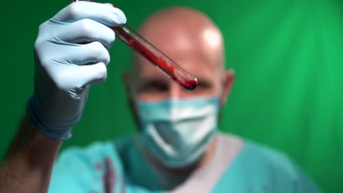 狡猾的医生戴着口罩检查非法医疗实验室试管玻璃中的厚厚的血液样本