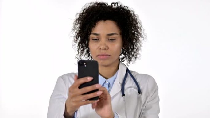 非洲女医生在办公室使用智能手机的肖像
