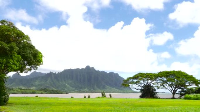 在夏威夷向风欧胡岛的Kaneohe湾对面观看的Koolau山脉