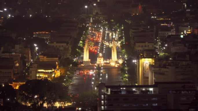 鸟瞰图民主纪念碑与汽车灯光在曼谷市中心的道路上，城市城市在晚上，泰国。地标建筑景观背景。