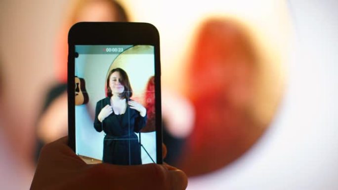 男友在智能手机上向女友拍摄视频。