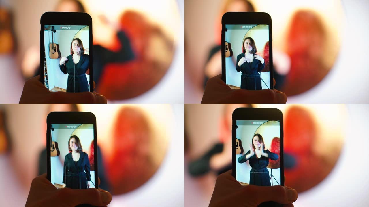 男友在智能手机上向女友拍摄视频。