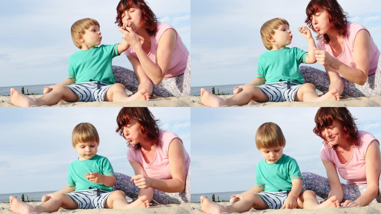 妈妈和小孩在海边玩耍