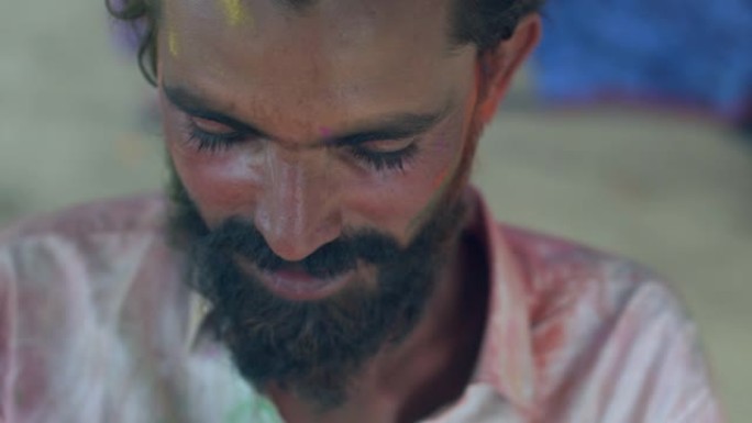 印度男子特写脸部涂满鲜艳的胡里红中的颜色