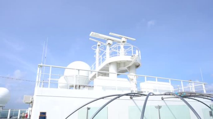 上部的导航设备是豪华游轮的屋顶。